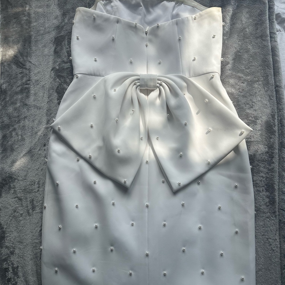 Elegant White Strapless Dress with Bow Detail